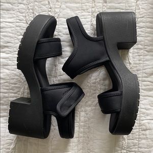 URBAN OUTFITTERS CHUNKY HEEL